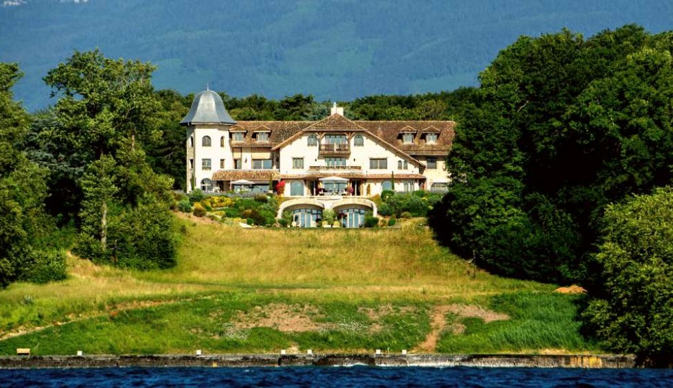 A generic square placeholder image with rounded corners in a figure.