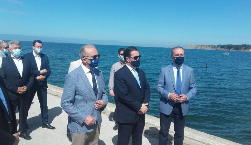 A generic square placeholder image with rounded corners in a figure.