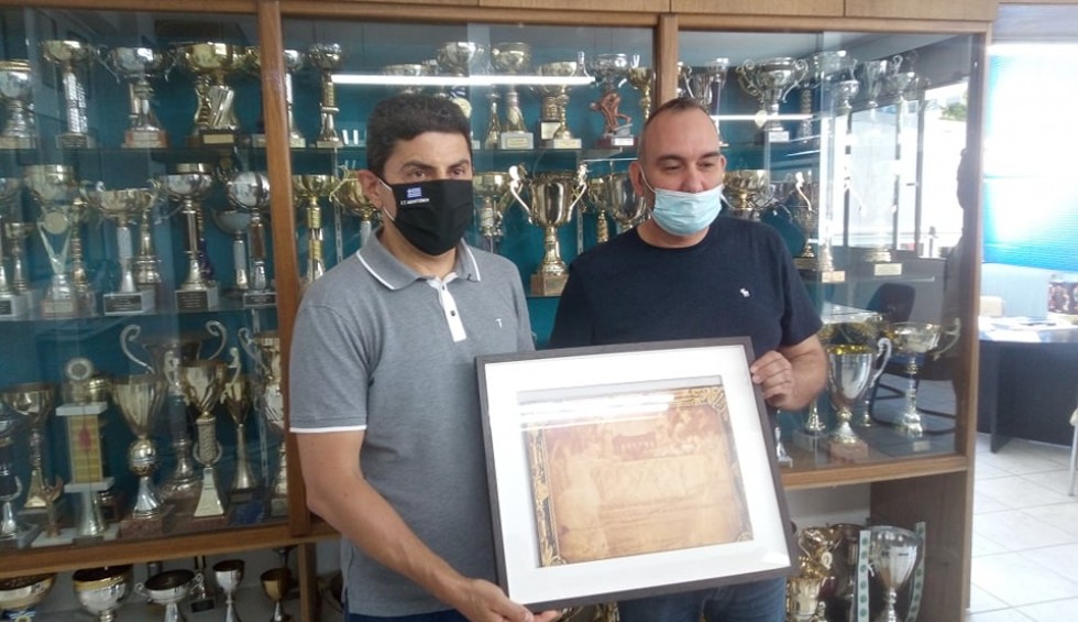 A generic square placeholder image with rounded corners in a figure.