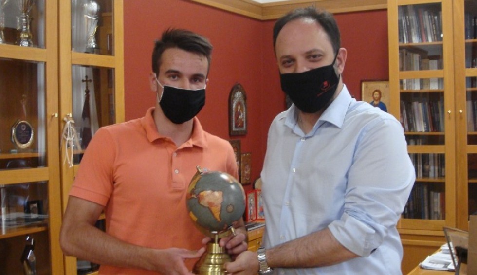 A generic square placeholder image with rounded corners in a figure.