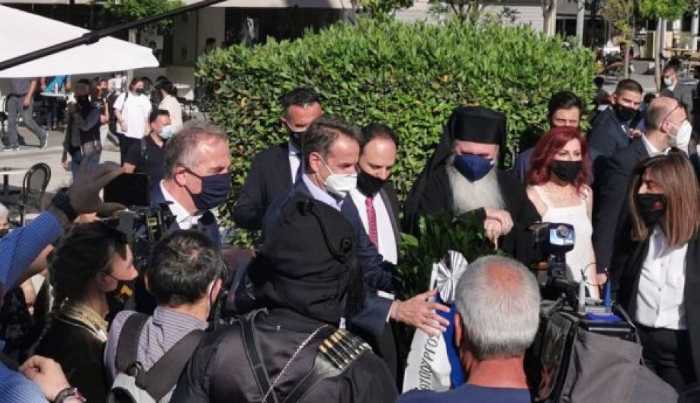 A generic square placeholder image with rounded corners in a figure.