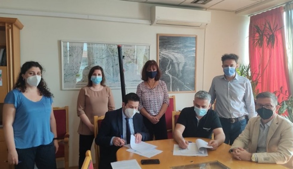 A generic square placeholder image with rounded corners in a figure.