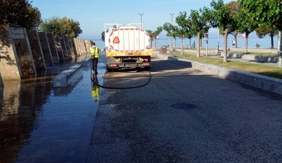 A generic square placeholder image with rounded corners in a figure.