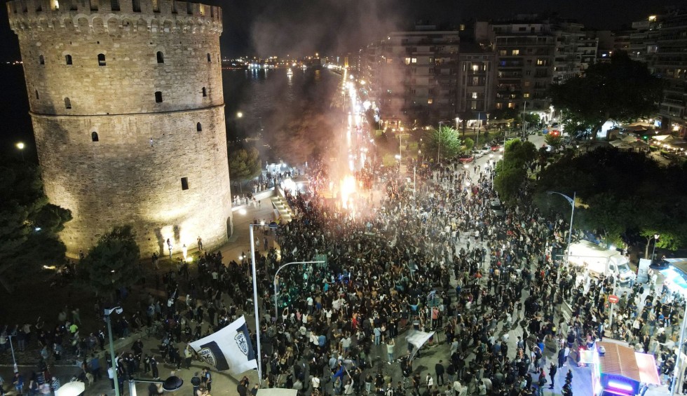 A generic square placeholder image with rounded corners in a figure.