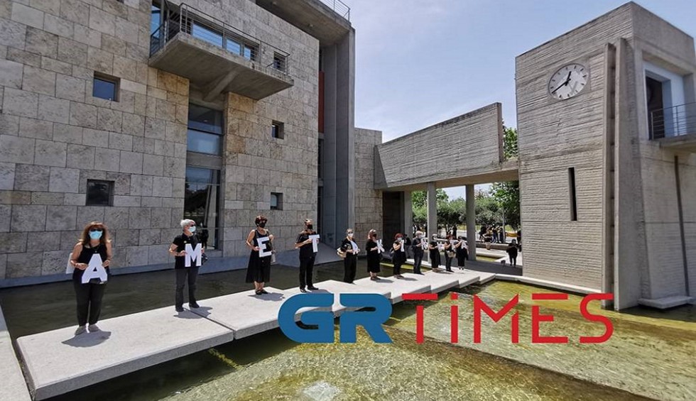 A generic square placeholder image with rounded corners in a figure.