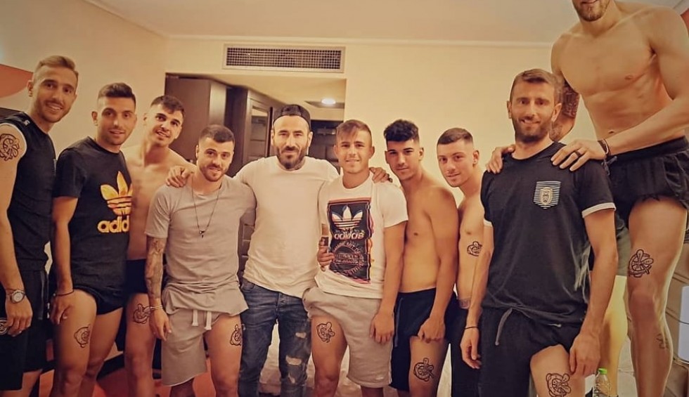 A generic square placeholder image with rounded corners in a figure.