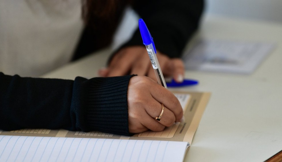 A generic square placeholder image with rounded corners in a figure.