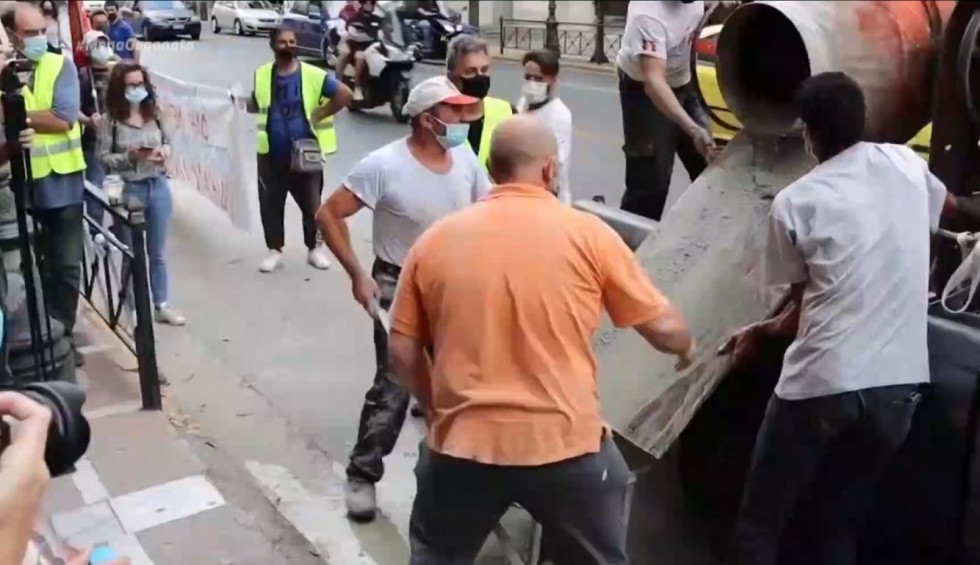 A generic square placeholder image with rounded corners in a figure.