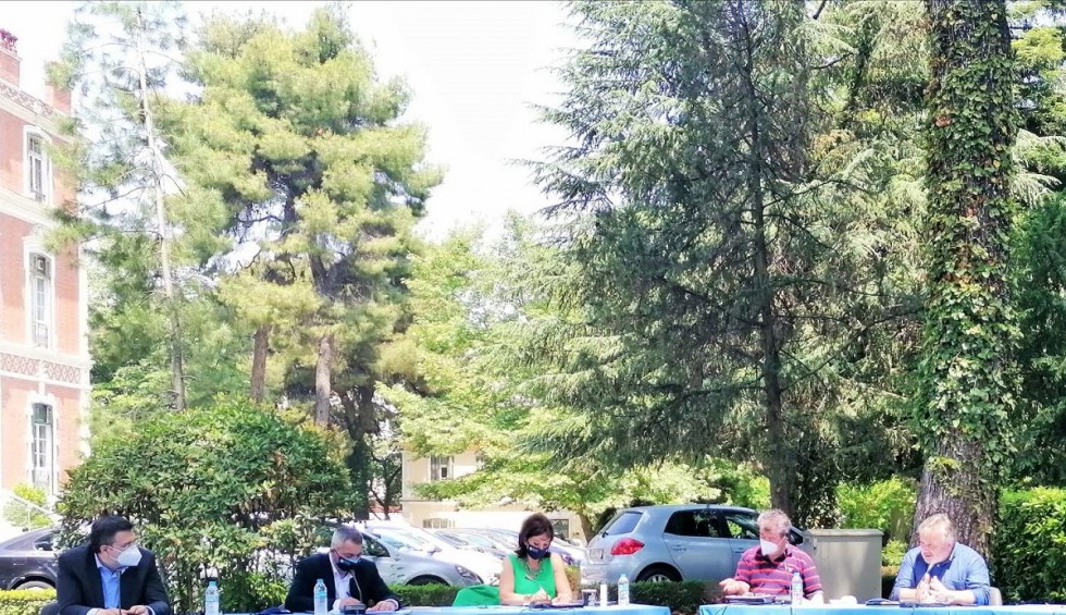 A generic square placeholder image with rounded corners in a figure.