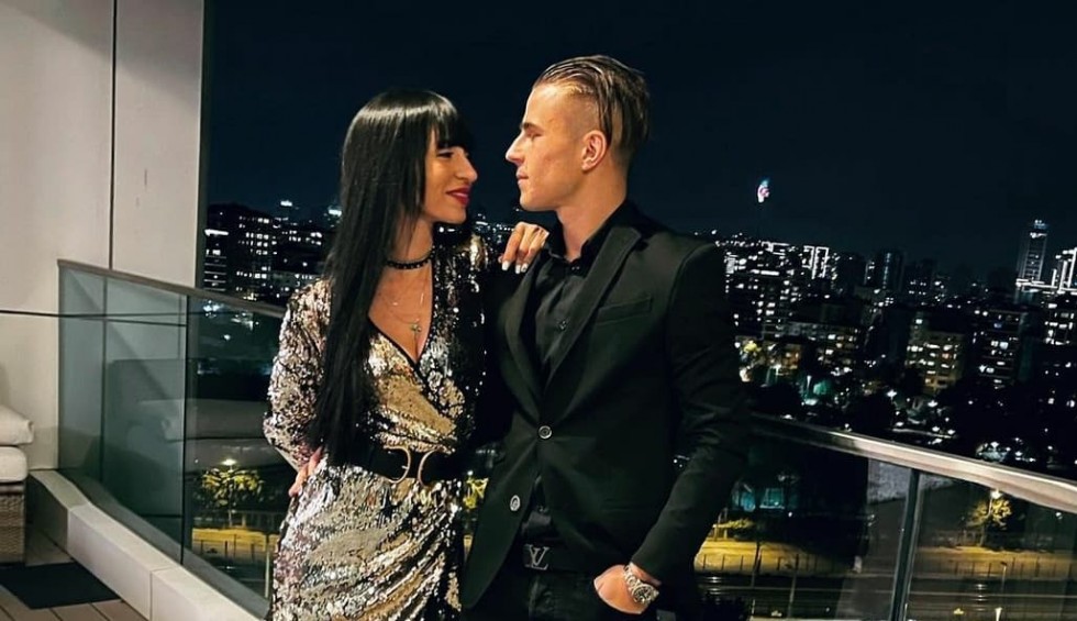 A generic square placeholder image with rounded corners in a figure.