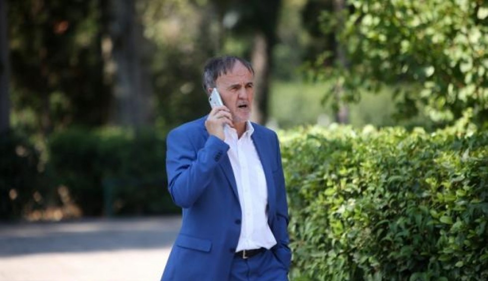 A generic square placeholder image with rounded corners in a figure.