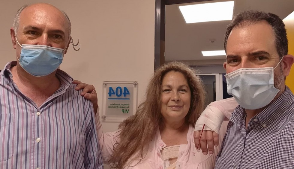 A generic square placeholder image with rounded corners in a figure.