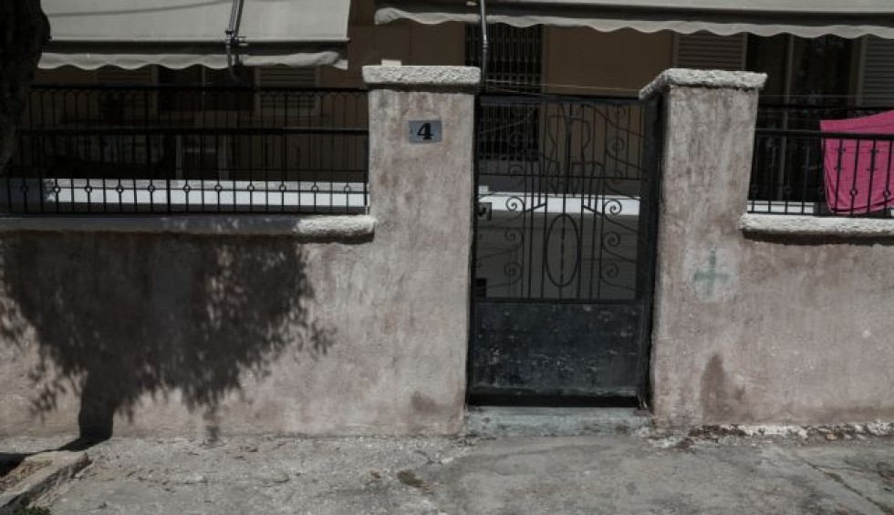 A generic square placeholder image with rounded corners in a figure.