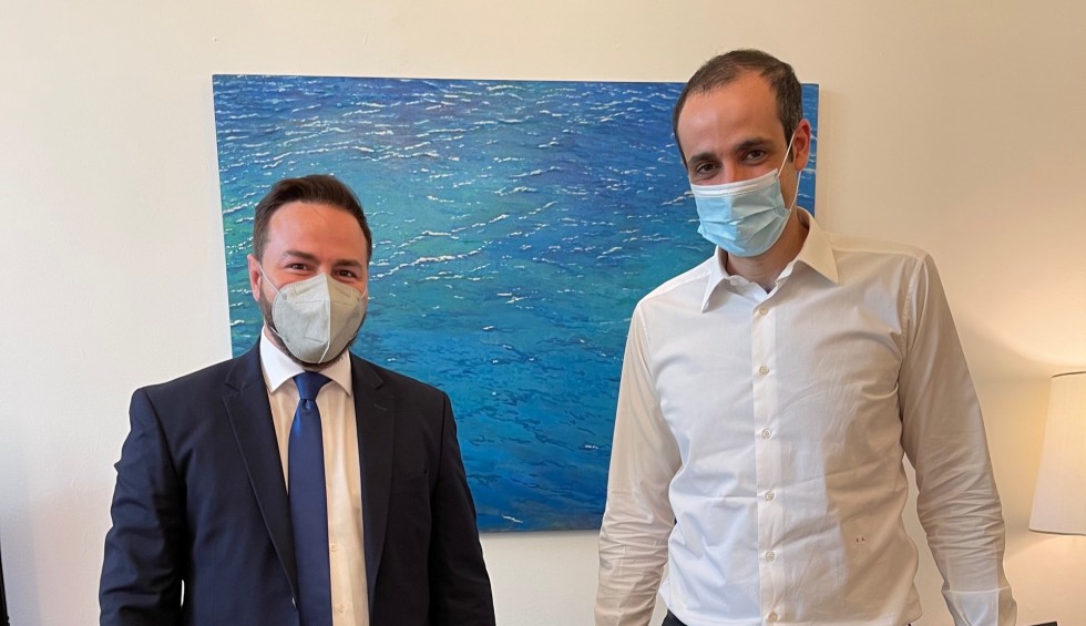 A generic square placeholder image with rounded corners in a figure.