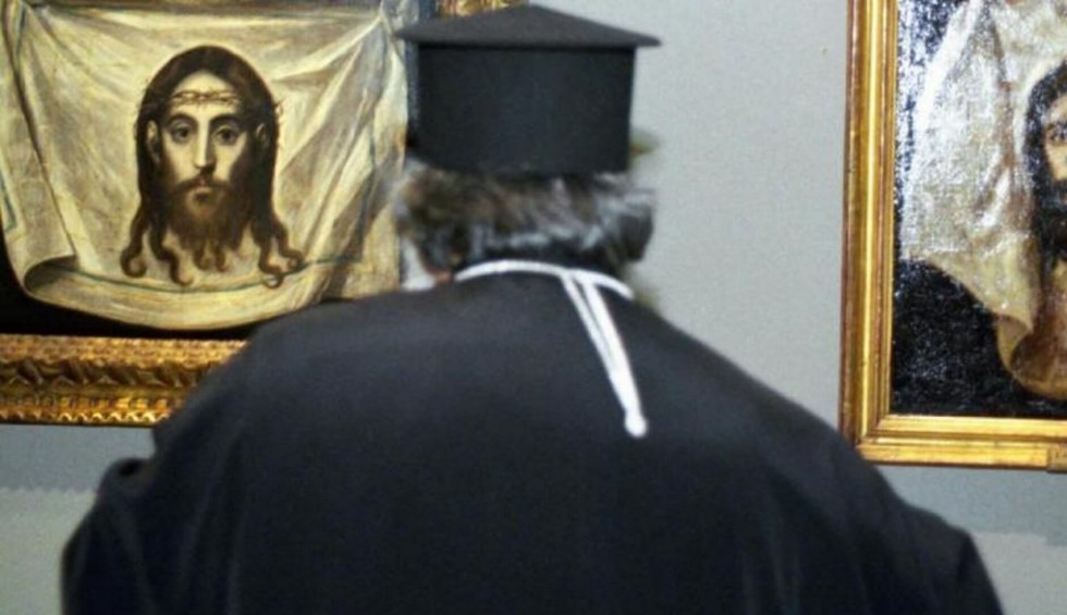 A generic square placeholder image with rounded corners in a figure.