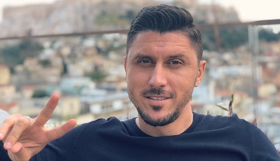 A generic square placeholder image with rounded corners in a figure.