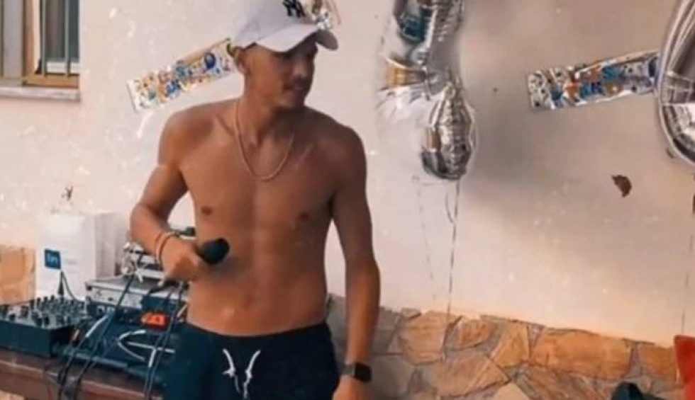 A generic square placeholder image with rounded corners in a figure.