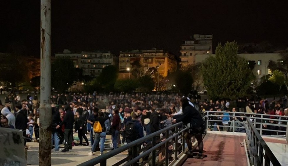 A generic square placeholder image with rounded corners in a figure.