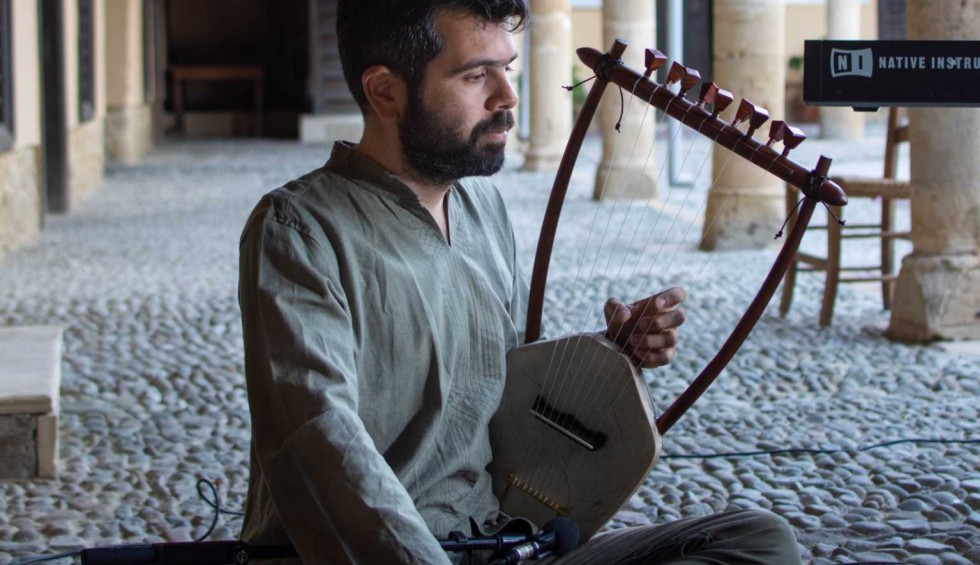 A generic square placeholder image with rounded corners in a figure.