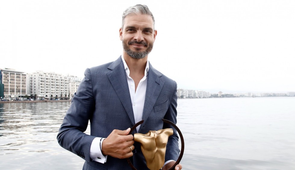 A generic square placeholder image with rounded corners in a figure.