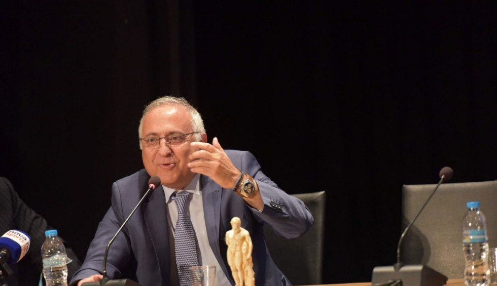 A generic square placeholder image with rounded corners in a figure.