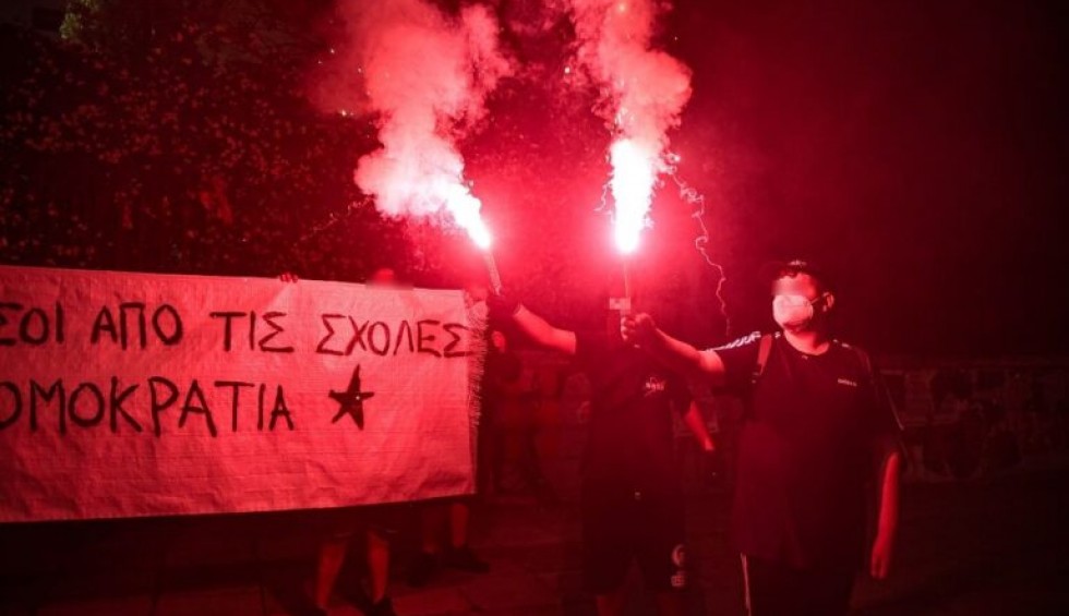 A generic square placeholder image with rounded corners in a figure.