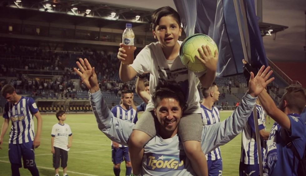 A generic square placeholder image with rounded corners in a figure.