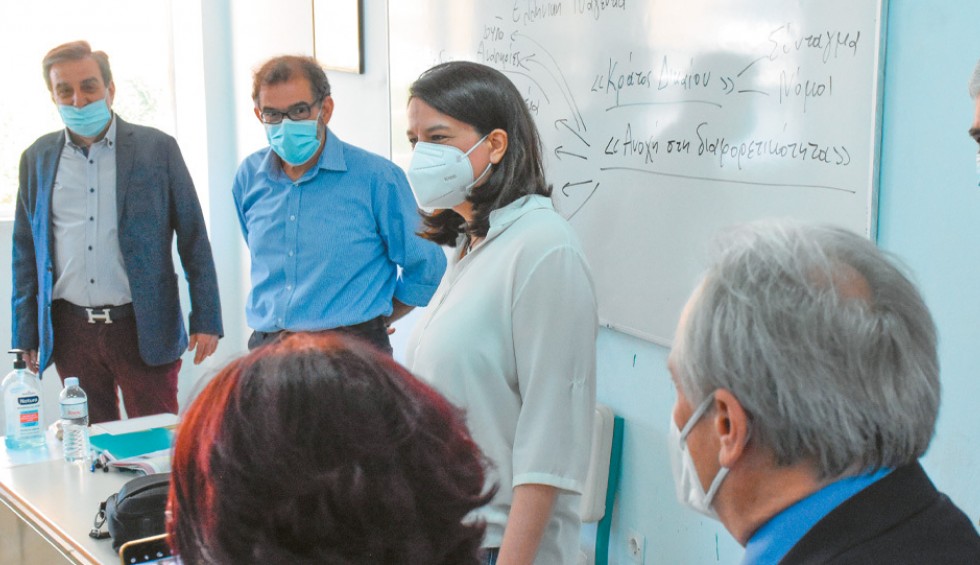 A generic square placeholder image with rounded corners in a figure.