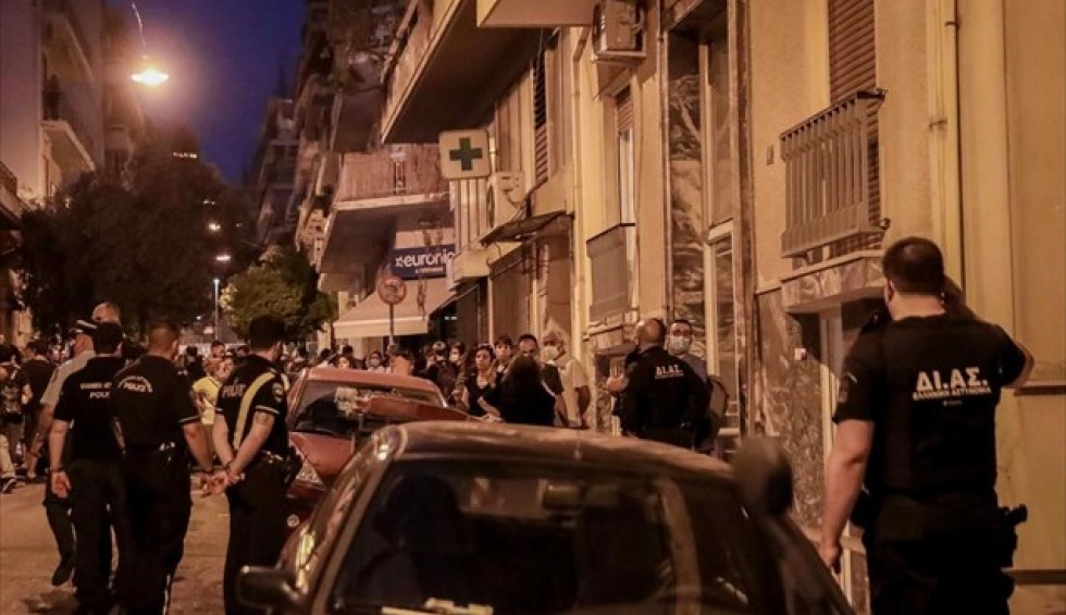 A generic square placeholder image with rounded corners in a figure.