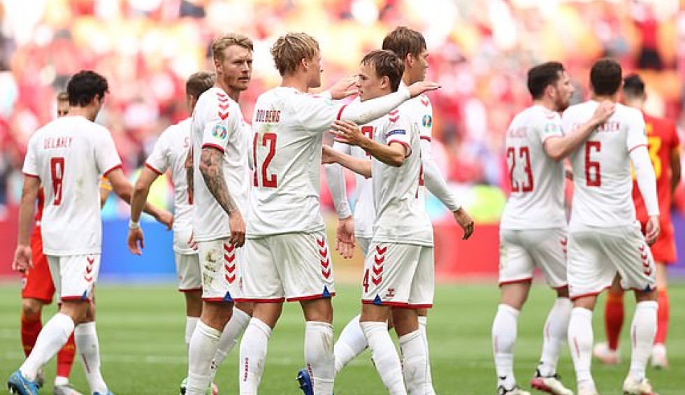 A generic square placeholder image with rounded corners in a figure.