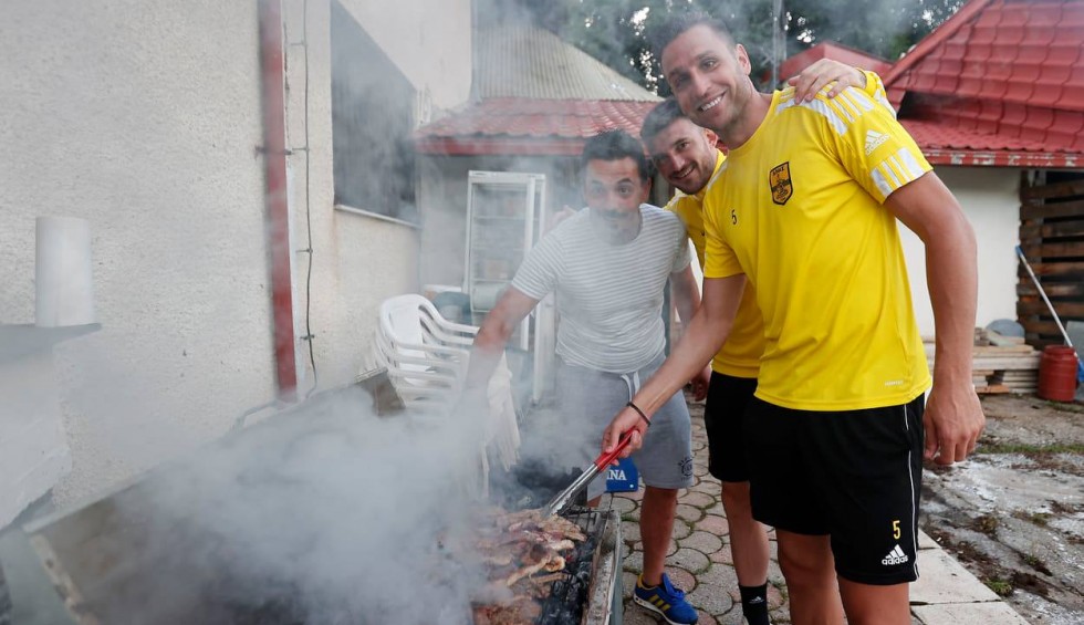 A generic square placeholder image with rounded corners in a figure.