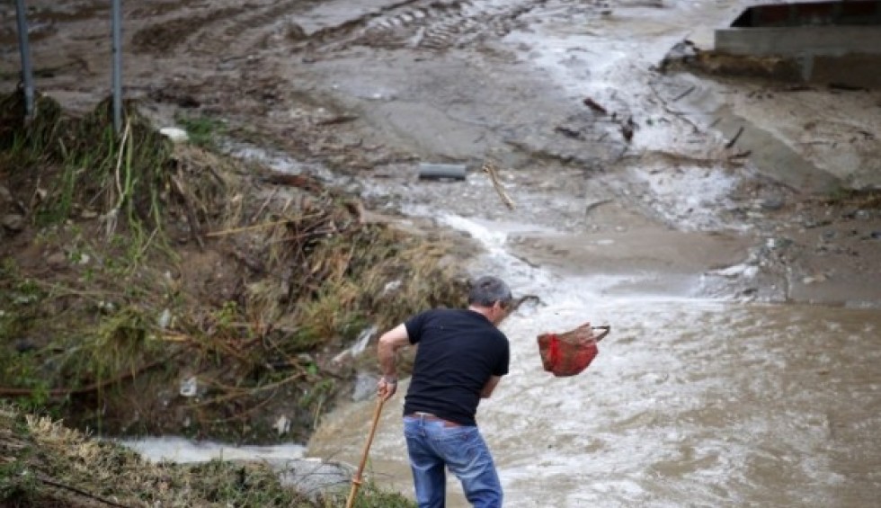 A generic square placeholder image with rounded corners in a figure.