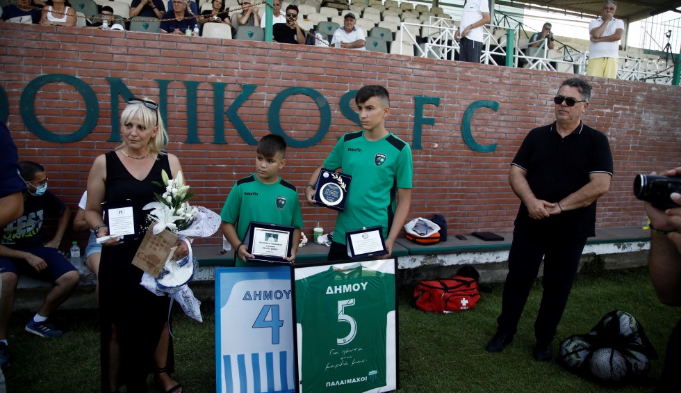 A generic square placeholder image with rounded corners in a figure.