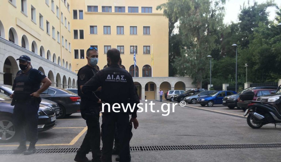 A generic square placeholder image with rounded corners in a figure.