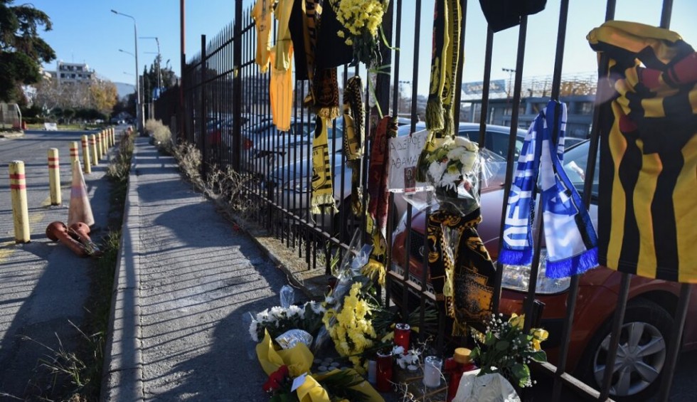 A generic square placeholder image with rounded corners in a figure.