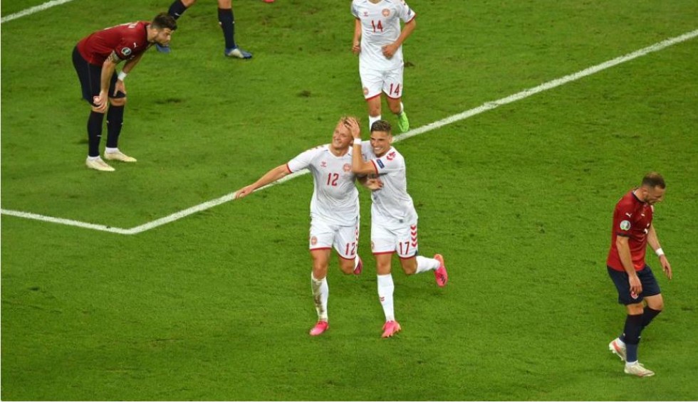 A generic square placeholder image with rounded corners in a figure.