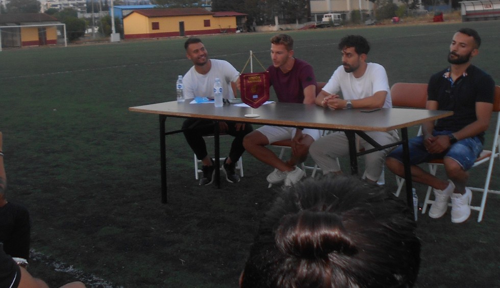 A generic square placeholder image with rounded corners in a figure.