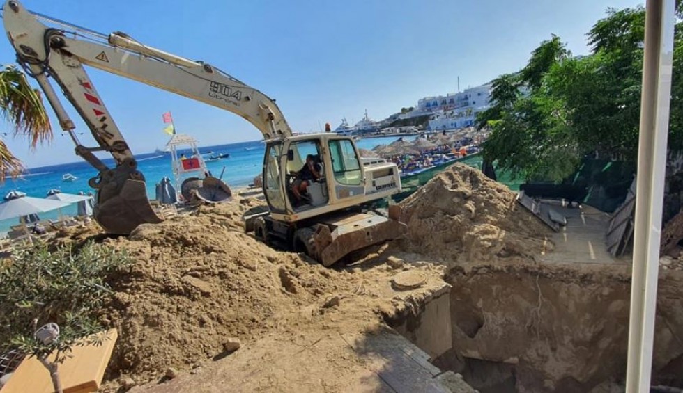 A generic square placeholder image with rounded corners in a figure.