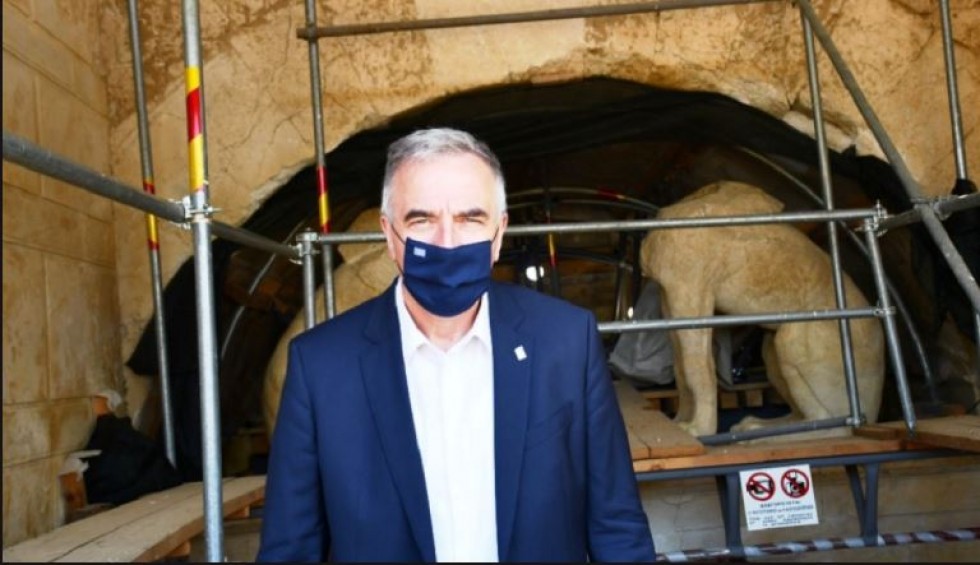 A generic square placeholder image with rounded corners in a figure.