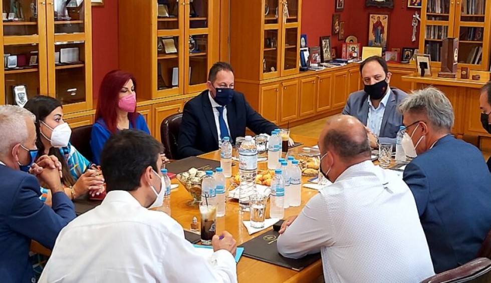 A generic square placeholder image with rounded corners in a figure.