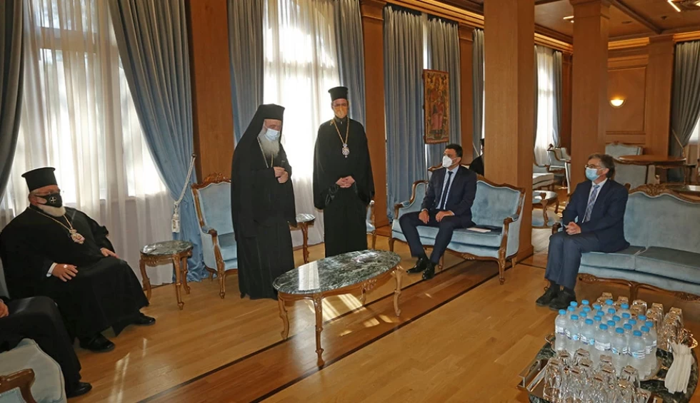 A generic square placeholder image with rounded corners in a figure.