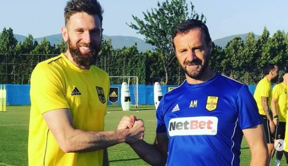 A generic square placeholder image with rounded corners in a figure.