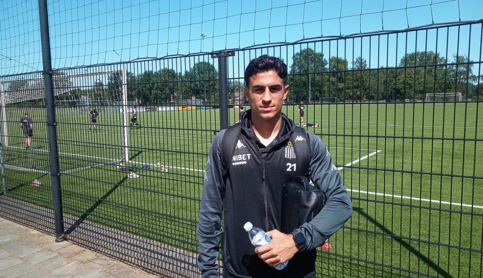 A generic square placeholder image with rounded corners in a figure.