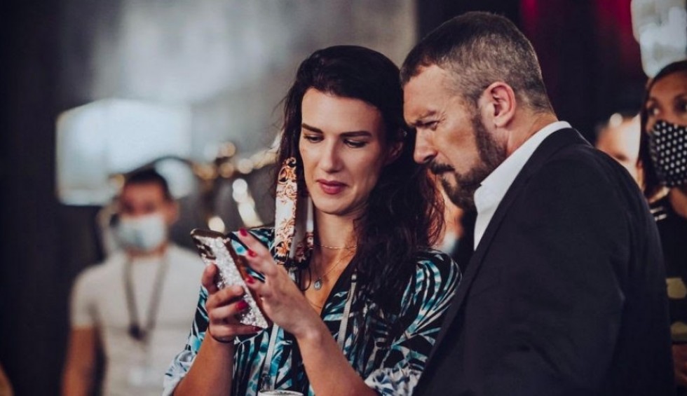 A generic square placeholder image with rounded corners in a figure.