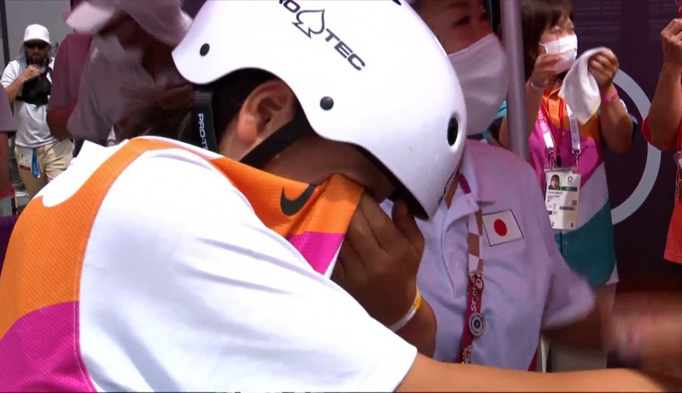 A generic square placeholder image with rounded corners in a figure.