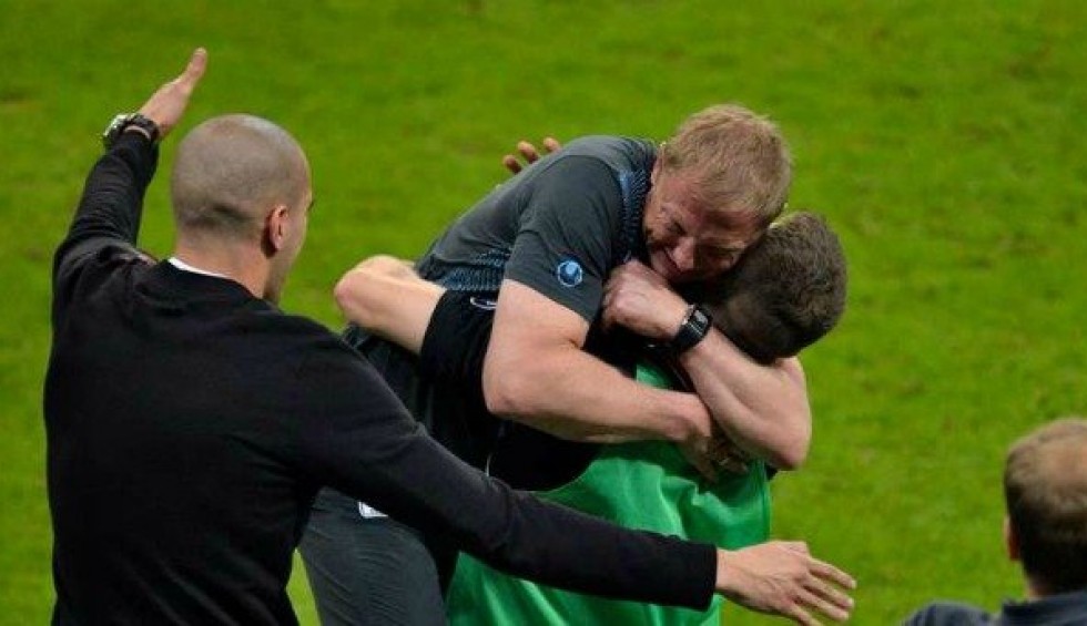 A generic square placeholder image with rounded corners in a figure.