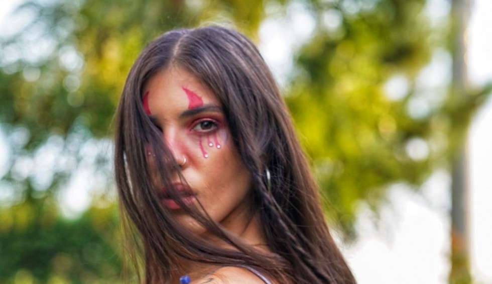 A generic square placeholder image with rounded corners in a figure.