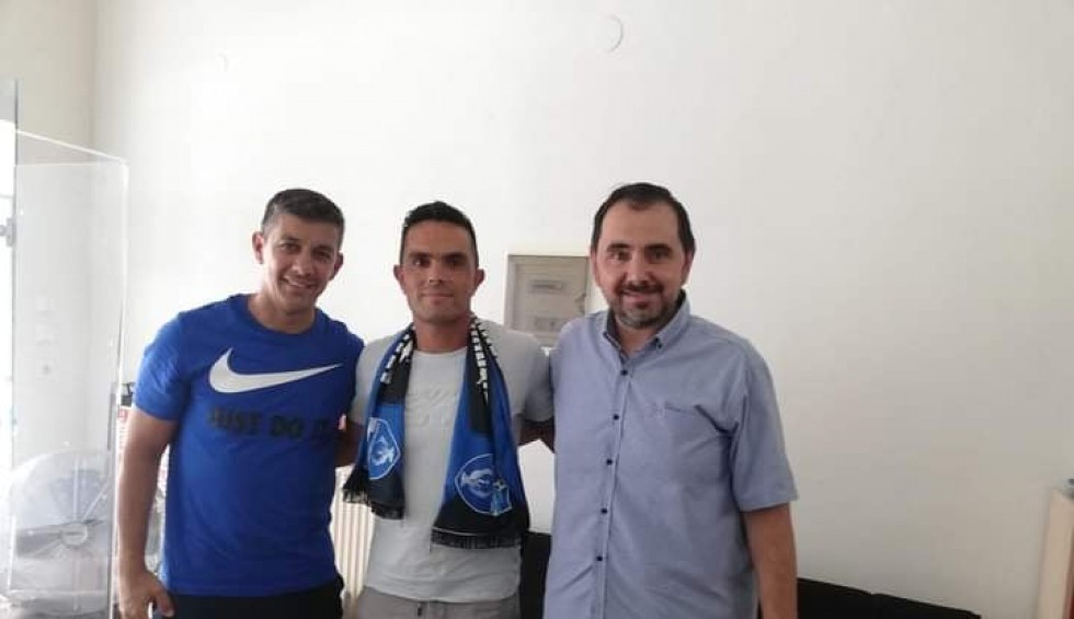 A generic square placeholder image with rounded corners in a figure.