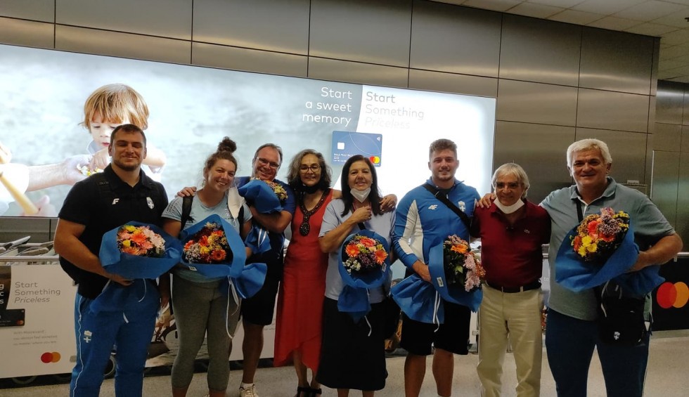 A generic square placeholder image with rounded corners in a figure.