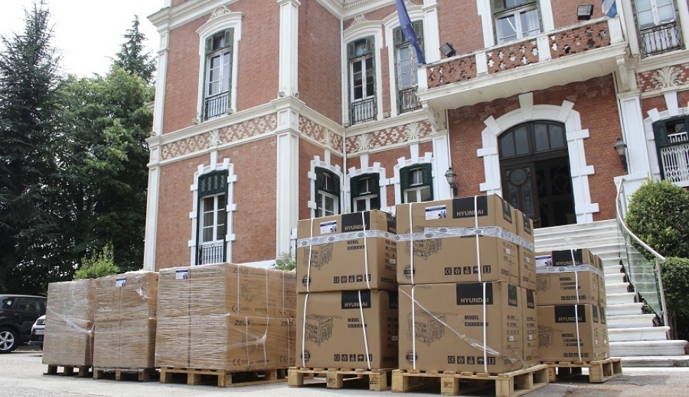 A generic square placeholder image with rounded corners in a figure.